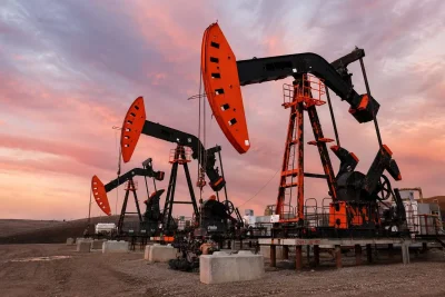 Oil Dips Below $90 as Iran Deal Reopens Hormuz, Supply Concerns Linger