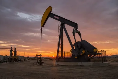 Oil Jumps on Hormuz Tension, VIX Slips as Equity Hedging Stays Cool
