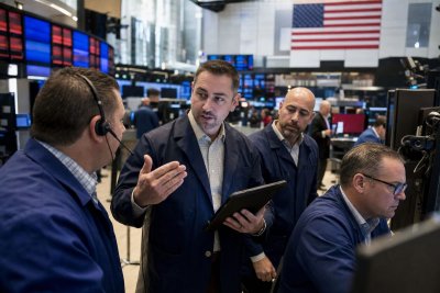 Oil Shock Amplifies Tech Selloff; Nasdaq Slides 1.1%