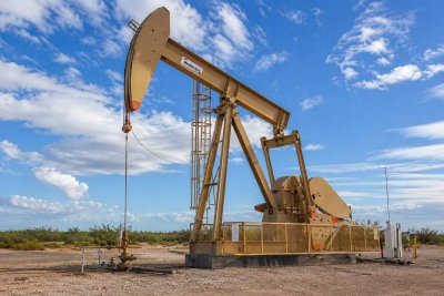 Oil Surge Challenges Fed's Inflation Progress, Complicates Rate Path