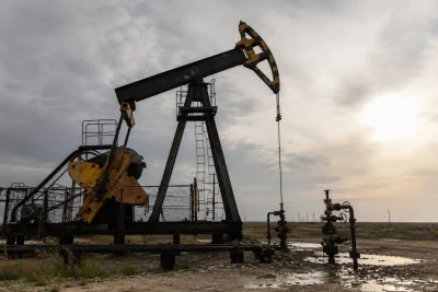 Oil Surge Hits Tech Stocks as Rate Hike Bets Rise