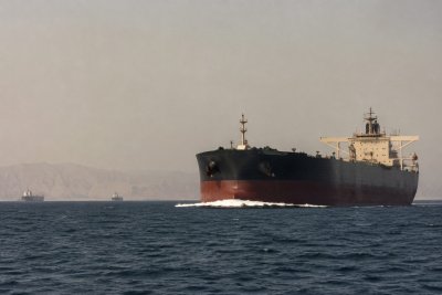 Oil Surge on Hormuz Tensions Drives Energy Rally, S&P 500 Steadies Near Record