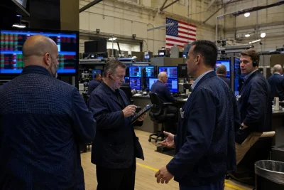 Oil Surges Past $90, Tech Stocks Slide as Yields Climb