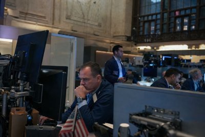 Oil Surges Past $92, Tech Futures Dip as Energy Gains Outweigh AI Optimism