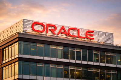 Oracle Surges on Analyst Upgrade Amid $50 Billion Fundraising Plan