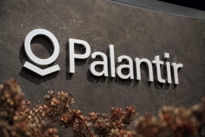 Palantir Defies AI Selloff, Stays Steady as Nasdaq Slips