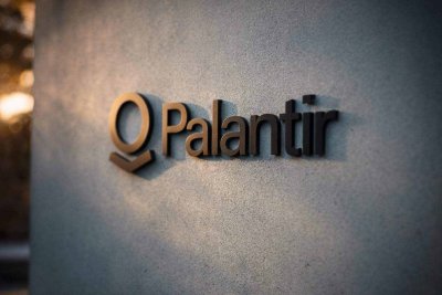 Palantir Gains on AI Mortgage Deal and UBS Target Boost Amid Market Weakness