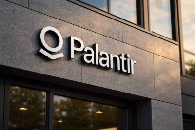 Palantir Lifts 2026 Forecast on 85% Revenue Surge; Valuation Concerns Remain