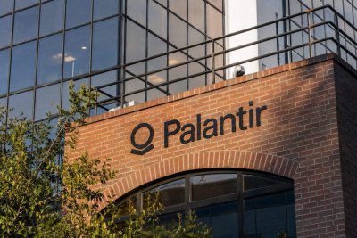 Palantir's 40% Surge Ends as AI Backlog Growth Fuels Valuation Debate