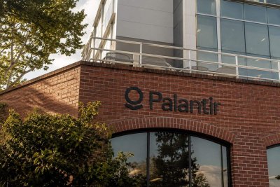 Palantir's Market Cap Soars $118B in a Week, Valuation Pressures Mount