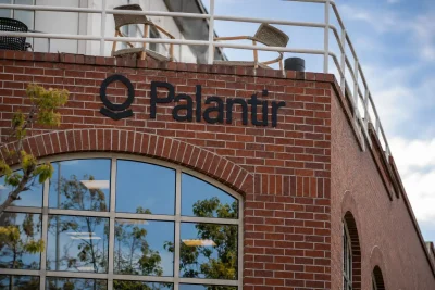 Palantir's Valuation Debate Intensifies as Stock Dips Ahead of Annual Meeting