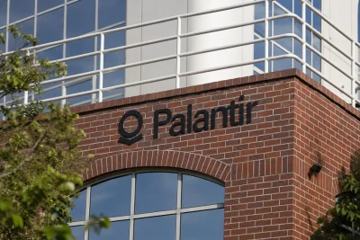 Palantir Surges 9.2% as AI Optimism and Dell Deal Fuel Rally