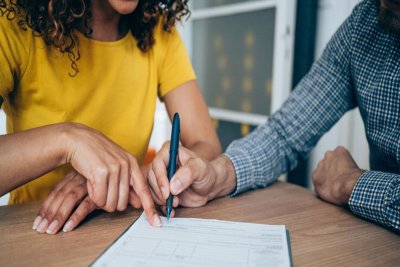 Pending Home Sales Inch Up in August, Annual Decline Persists