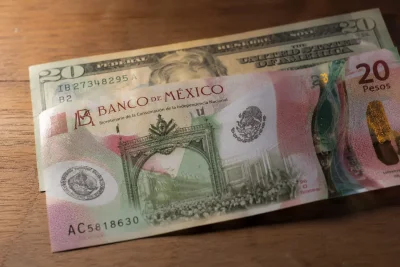 Peso's 0.34% Drop Erodes Six Weeks of Carry Trade Gains