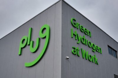 Plug Power Shares Slip Amid Cash Burn Concerns Despite Revenue Growth