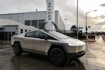 RBC Sets $500 Tesla Target on SpaceX Merger Speculation
