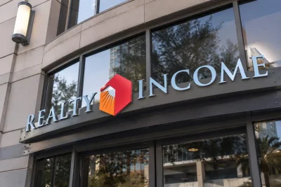 Realty Income Dips as Dividend Yield Attracts Amid Rate Uncertainty