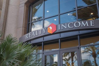 Realty Income's Private Capital Pivot Pressures Acquisition Spreads