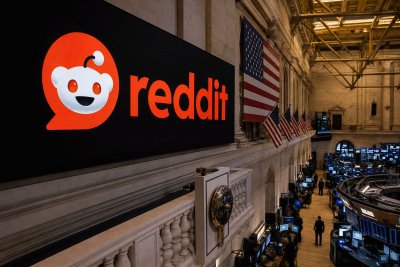 Reddit Stock Holds Near Buyback Price Amid Search Traffic Concerns