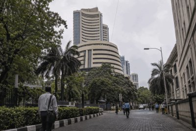 Reserve Shield Fails to Halt Rupee Slide as Oil Surge Tests RBI