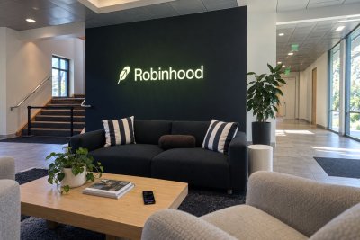 Robinhood Gains on Crypto.com Deal; Event Contracts Drive Growth