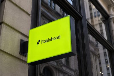 Robinhood Shares Slide as Crypto Revenue Tumbles, Earnings Miss Expectations
