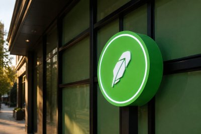 Robinhood Stock Retreats After Record Surge as Regulatory Hopes Meet Revenue Reality