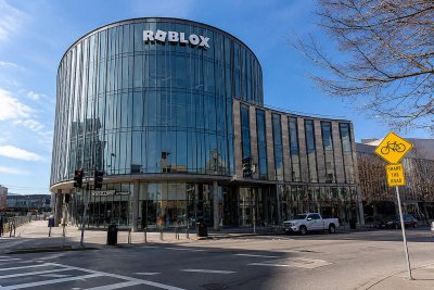 Roblox Shares Rise on User Data Bump, Safety Concerns Weigh