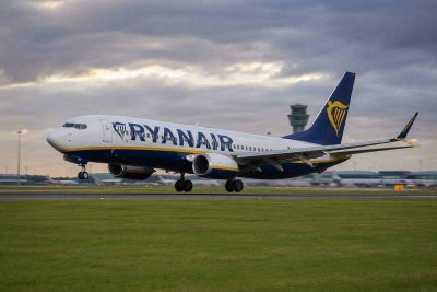 Ryanair Warns Summer Fares Flat, Record Profit Fails to Lift Shares