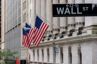S&P 500 and Nasdaq Hit New Peaks as Earnings Surge Offsets Oil and Rate Concerns
