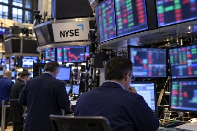 S&P 500 Dips 0.6% as Healthcare Rout Offsets Energy Gains