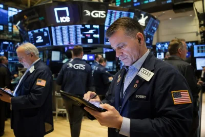 S&P 500 Edges Lower Despite Strong Earnings; Chip Sector Dominance in Focus