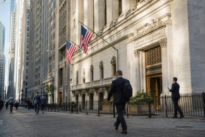 S&P 500 Nears Record as Tech Outflows Signal Investor Selectivity
