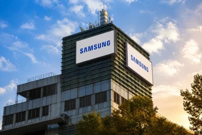 Samsung Shares Tumble 7.6% Ahead of Earnings Call Amid Profit Concentration Concerns