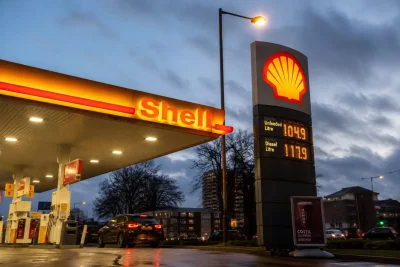 Shell Shares Dip as Oil Price Decline and Buyback Pause Weigh
