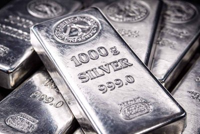 Silver Holds Near $70 Amid Geopolitical Tensions and Rate Uncertainty