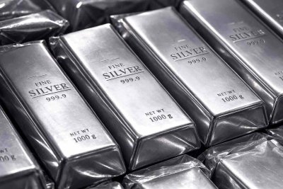 Silver Recovers as Dollar Retreats, Traders Eye Key Jobs Report