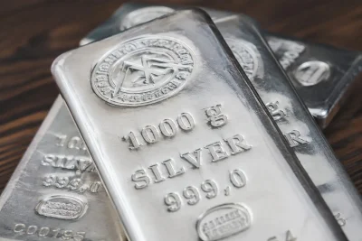 Silver Slips Toward $76 as India Tariffs and Fed Jitters Weigh