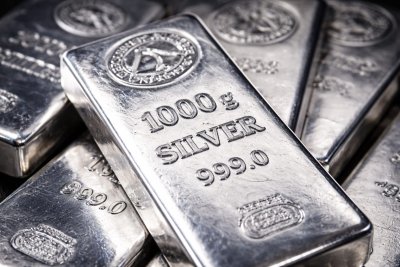 Silver Soars on Dollar Weakness as Traders Eye Key U.S. Data