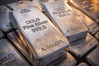 Silver Surges 5.8% to $82.92 on Growth Fears, Tariff News