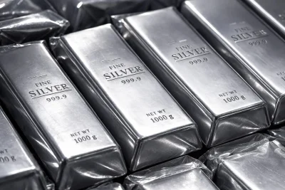 Silver Surges on Geopolitical Tensions, Eyes on U.S. Jobs Data