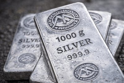 Silver Surges Past $76 as Dollar Weakens, Fragile Ceasefire Stirs Markets