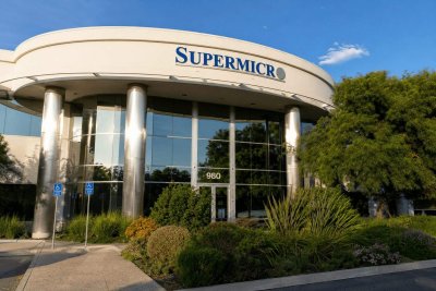 SMCI Stock Under Pressure Ahead of $7B AI Financing Closure