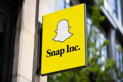Snap Underperforms Nasdaq as Ad Revenue Stalls; Subscriptions Fail to Offset Weakness