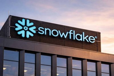 Snowflake Shares Tumble Amid AI Disruption Fears