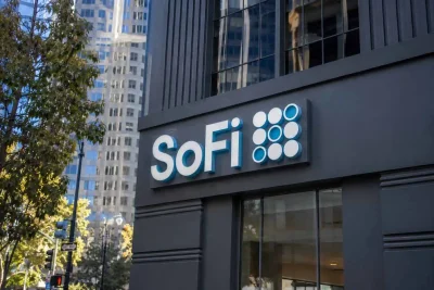SoFi Gains 8% in Short Week as Investors Eye Growth and Credit Risks