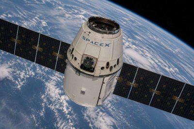 SpaceX Faces Rising Starlink Satellite Disposal Costs Ahead of Nasdaq 100 Debut