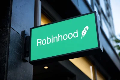 SpaceX Nasdaq Debut Sparks Robinhood App Surge and Trading Delays