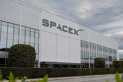 SpaceX Surges 15.8% as AI Spending Outweighs Lunar Crash Concerns