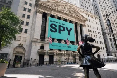 SPY Slips as Megacap Earnings Spotlight Narrow Market Breadth